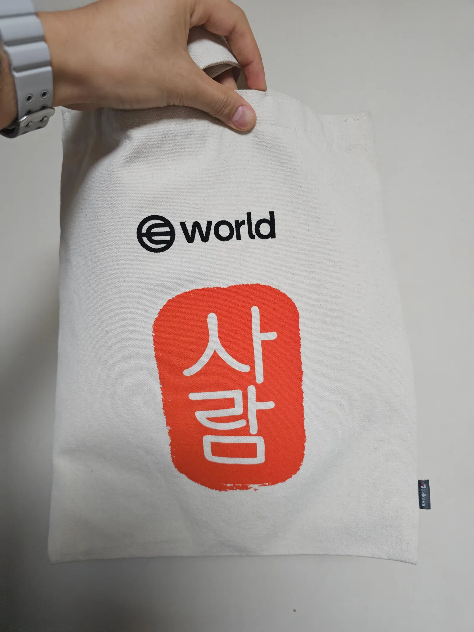 행사에서 받은 에코백. '사람' 로고가 눈에 띈다.